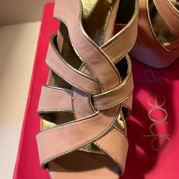 Shoe Dazzle Faux Suede Barbie Pink w/Silver trim Platform Heels sz 8.5 - Picture 9 of 9